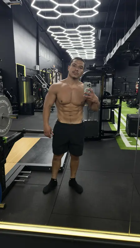 Cris Coach selfie en gimnasio con luces hexagonales